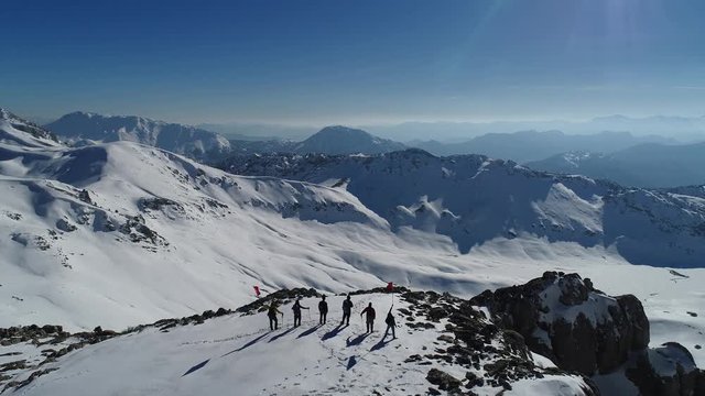 karlı dağların zirvesine etkinlik düzenleyen başarılı grup