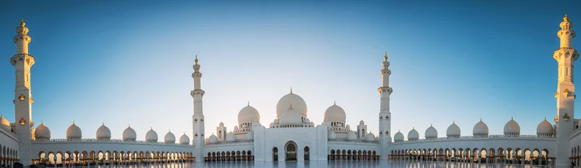 Zelfklevend Fotobehang Abu Dhabi, Verenigde Arabische Emiraten, 04 januari 2018, Sheikh Zayed Grand Mosque in Abu Dhabi, Verenigde Arabische Emiraten © Denis Zaporozhtsev