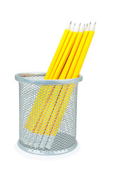 карандаши в стакане на изолированном белом фоне