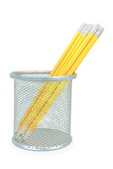 карандаши в стакане на изолированном белом фоне