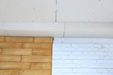 Remont mieszkania, sufitu, montarz płyt gipsowych, ściana z białej cegły i kamienia. - obrazy, fototapety, plakaty