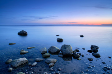 Blaue Stunde, nach Sonnenuntergang am Greifswalder Bodden, Findlinge am Strand, Ostsee, Insel Rügen, 