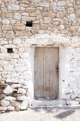 Eski kapı, kilidi eski ve bozuk, kolay açılabilir, tedbirsiz.