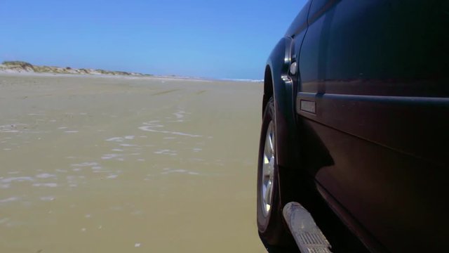 camioneta manejando en la playa, rueda delantera