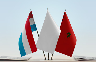 Flags of Netherlands and Morocco with a white flag in the middle