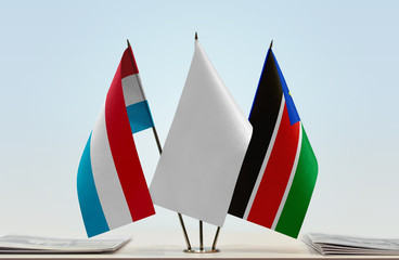 Flags of Netherlands and South Sudan with a white flag in the middle