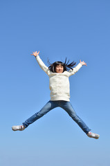 Obraz premium 青空でジャンプする女の子