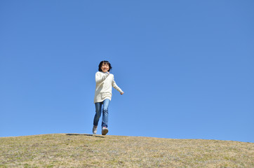 Obraz premium 青空で走る女の子