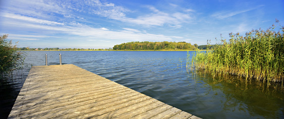 Badestelle am See mit Holzsteg, Mecklenburg, Deutschland