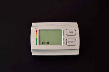 Ciśnieniomierz do mierzenia ciśnienia krwi z opaską pomiarową i bez.