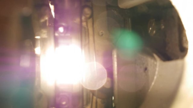 luces que genera un proyector antiguo de cine de 8mm