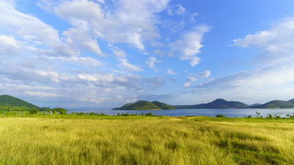 Obraz premium Beautiful scenery of Srinagarind Reservoir or Srinakharin dam with white clouds and blue sky in the morning , Kanchanaburi , Thailand