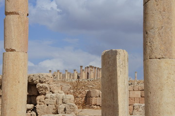 Blick von der Agora auf den Artemis Tempel im antiken Gerasa in Jordanien
