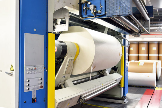 moderne Off-Set-Druckmaschine mit einer Papierrolle in einer Druckerei f&uuml;r Tageszeitungen // Modern off-set printing machine with a paper roll in a print shop for daily newspapers