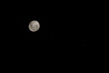 Lua no céu escuro
