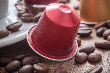 dosette de café expresso avec grains de café sur table en bois 