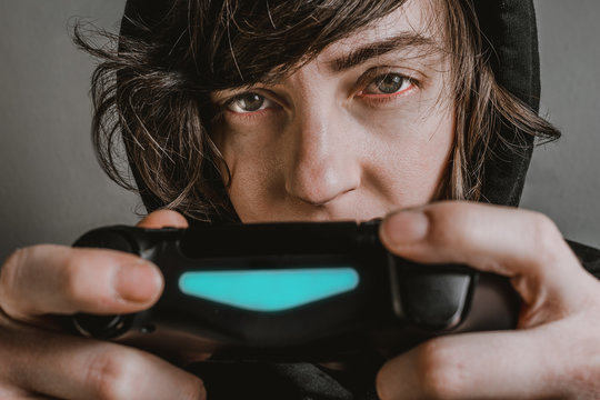 Nerd mit Videospiel Controller 