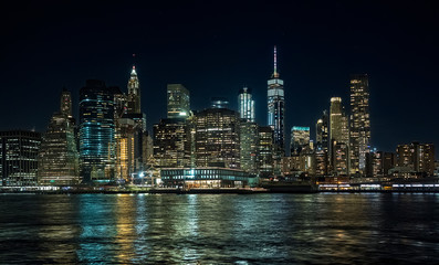 panorámica nocturna del skyline de Manhattan en Nueva York, USA,durante la noche de navidad a 30 grados bajo cero
