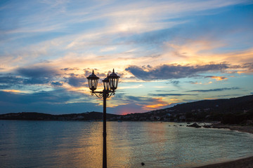 Laterne im Sonnenuntergang am Meer in Korsika