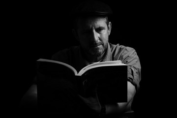 Mann am Buch lesen in Schwarz Weiss