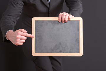 Geschäftsmann mit einer leeren Tafel oder Schild