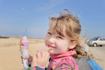 jolie fillette dégustant une glace