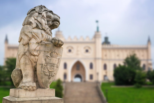 Fototapeta Royal castle in Lublin with guarding lion scrupture, Poland