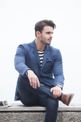 Homme classe en costard
