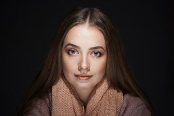 Naklejka premium close-up portrait of beautiful girl in studio on black background.