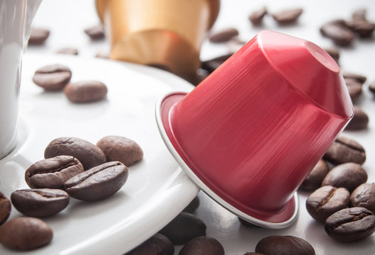 dosette de caf&eacute; expresso avec grains de caf&eacute; sur fond blanc 