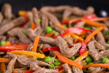 Asiatische Rindfleischstreifen mit Gemüse 