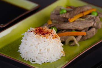 Asiatische Rindfleischstreifen mit Gemüse und Reis