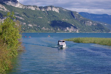 Fototapeta na wymiar lac du bourget en savoie - embouchure du canal de savières