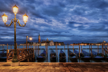 Blick über die Gondeln auf auf San Giorgio Maggiore in Venedig, Italien, am Morgen © moofushi
