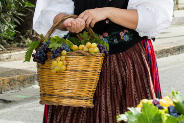 QUARTU S.E., ITALIA - SETTEMBRE 21, 2014: Sfilata di costumi sardi e carri per la sagra dell'uva in...