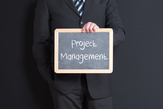 Projekt Leiter mit einer Tafel auf der Project Management steht