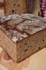 Bayerisches Sauerteigbrot auf Zirbenholzbrett