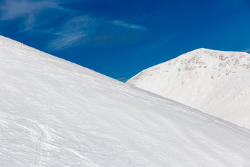 Montagne innevate e cielo azzurro