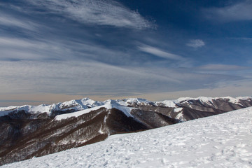 Cime innevate e cielo azzurro