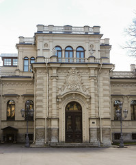 Fototapeta na wymiar The main entrance to the Palace of Grand Duke Alexei Alexandrovich.