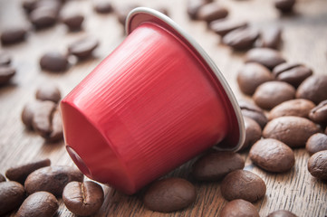 dosette de café expresso avec grains de café sur sur table en bois 
