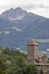 Fototapeta na wymiar Schloß Tirol im Burggrafenamt