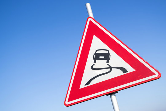 Dutch road sign: slippery road