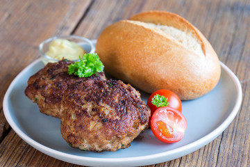 Buletten mit frischen Brötchen