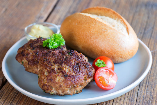 Buletten mit frischen Brötchen