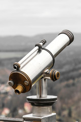Fernrohr hoch oben auf dem Berg