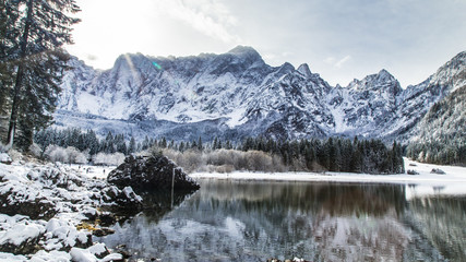 Fototapeta na wymiar first snow at the mountain lake