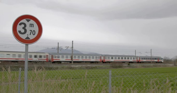Treno bianco e rosso che passa