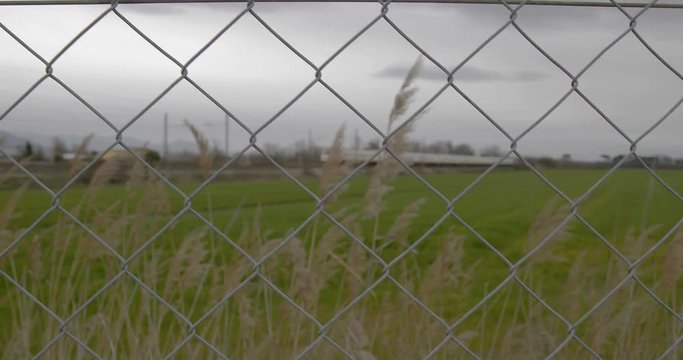 Treno in transito oltre una griglia metallica
