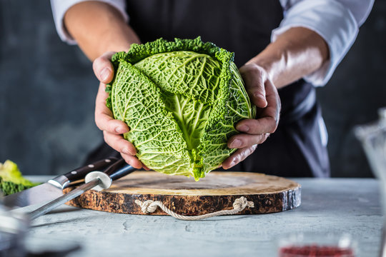 Chefkoch in der K&uuml;che mit Frischem Gem&uuml;se(Wirsing)
